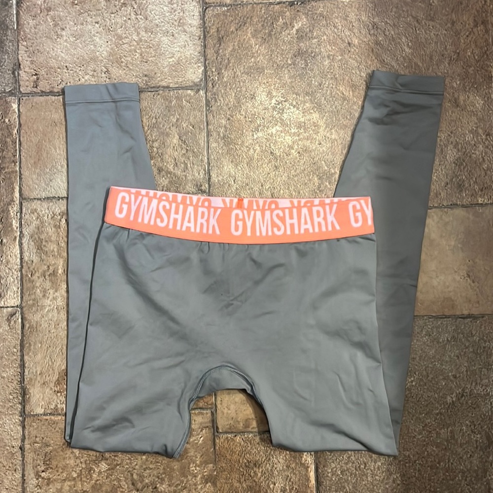 GymShark never worn only tried on. Didn’t like the fabric. Size large